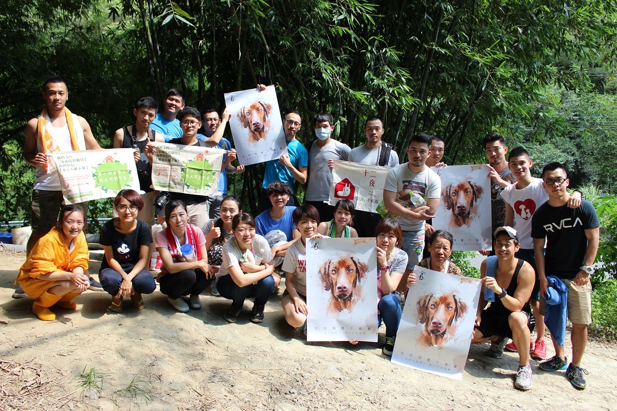 「毛小孩不孤單」社團6月份流浪動物志工日來到苗栗葉媽媽狗場,幫飼養近百隻狗兒的葉媽媽洗狗、將狗分區。 李娉婷/攝