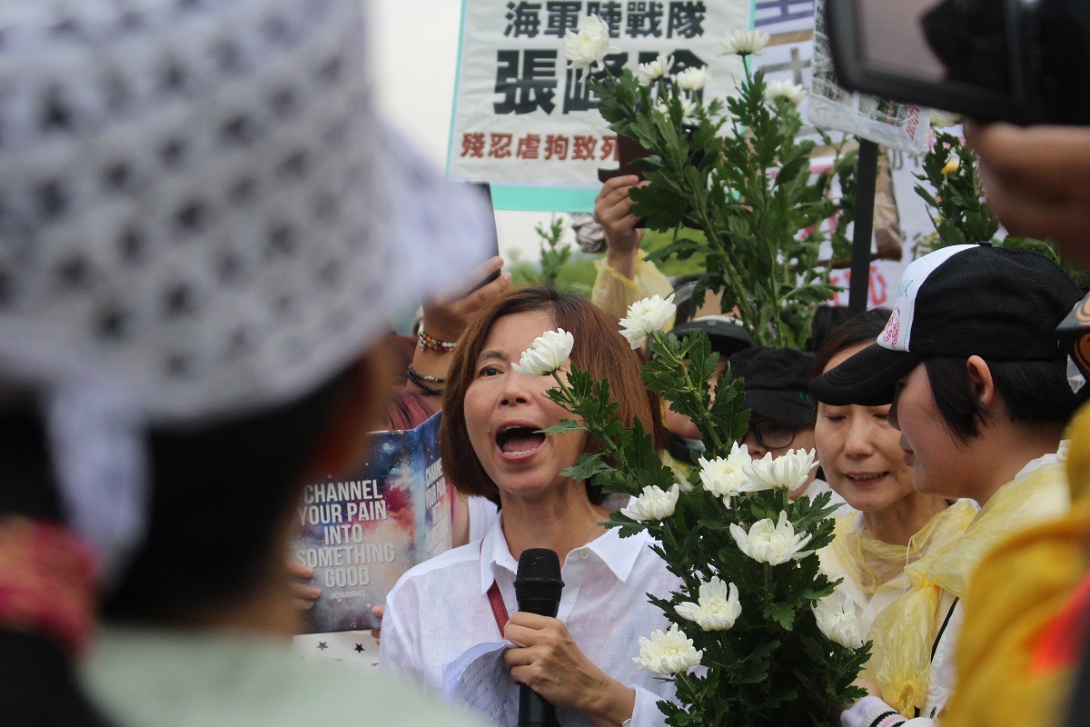 高雄市關懷流浪動物協會理事長王小華要求國防部長出面道歉。　李娉婷/攝