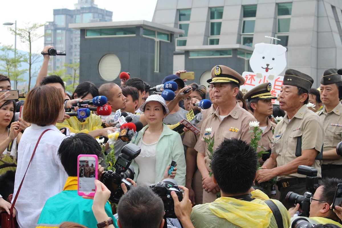 海軍司令部數位高官出面與抗議民眾談話，但現場民眾要求國防部長親自出面。　李娉婷/攝