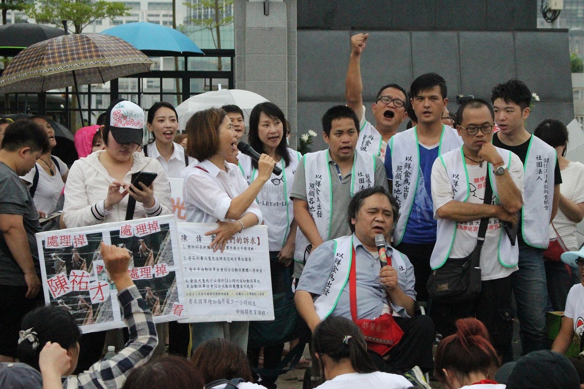 在國防部前訴求軍營犬造冊列管的動保團體，未獲邀出席討論。　台灣動物新聞網資料照（李娉婷/攝）