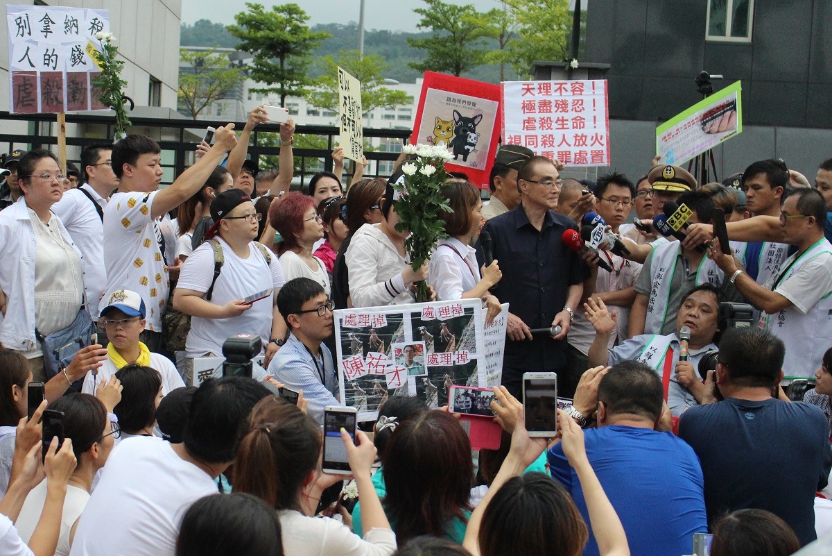 國防部長馮世寬出面與抗議民眾對話。　李娉婷/攝