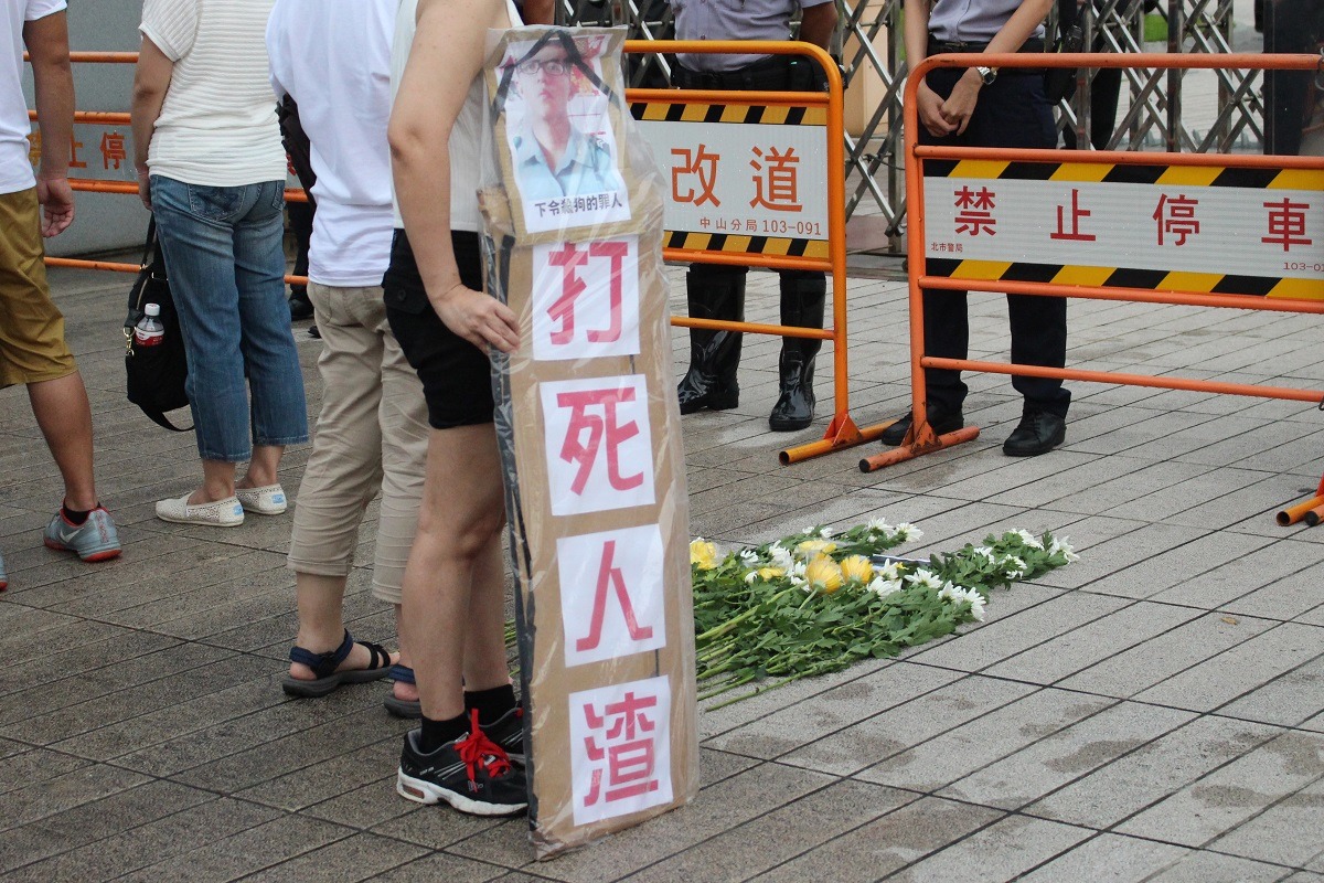 抗議現場不斷有民眾要求國防部交出3位涉案人。　台灣動物新聞網資料照(李娉婷/攝)