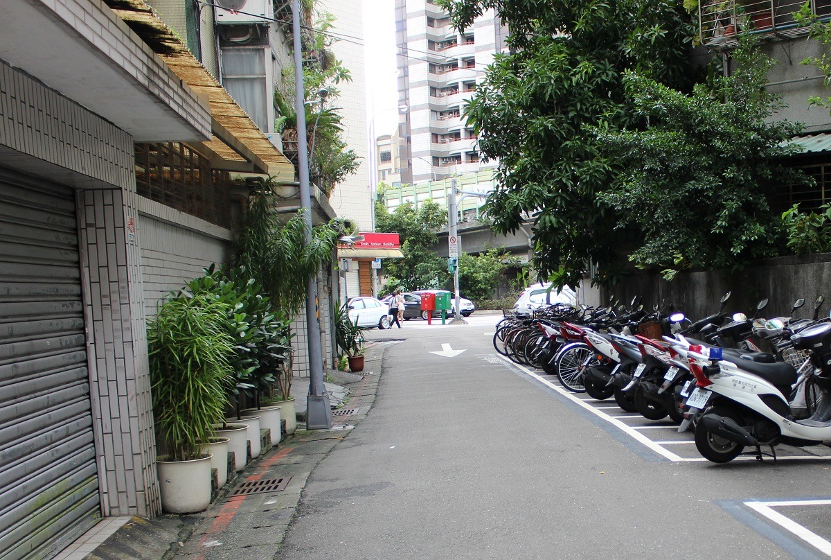 兩隻狗出現的巷口，被人發現後往反方向竄逃，附近有多個私人監視攝影機，但調閱還需要找到住戶溝通。　李娉婷/攝