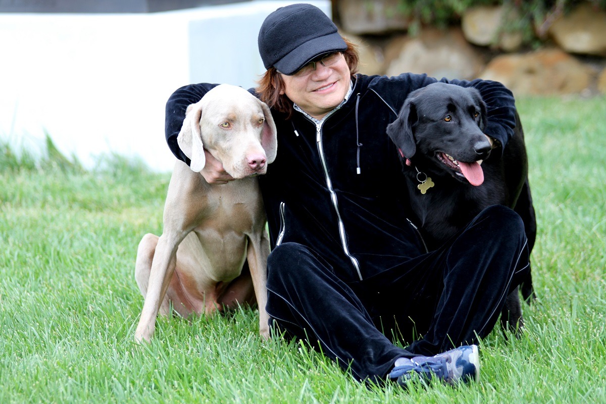 彭玄陵與牠的寵物狗。　世界愛犬聯盟/提供