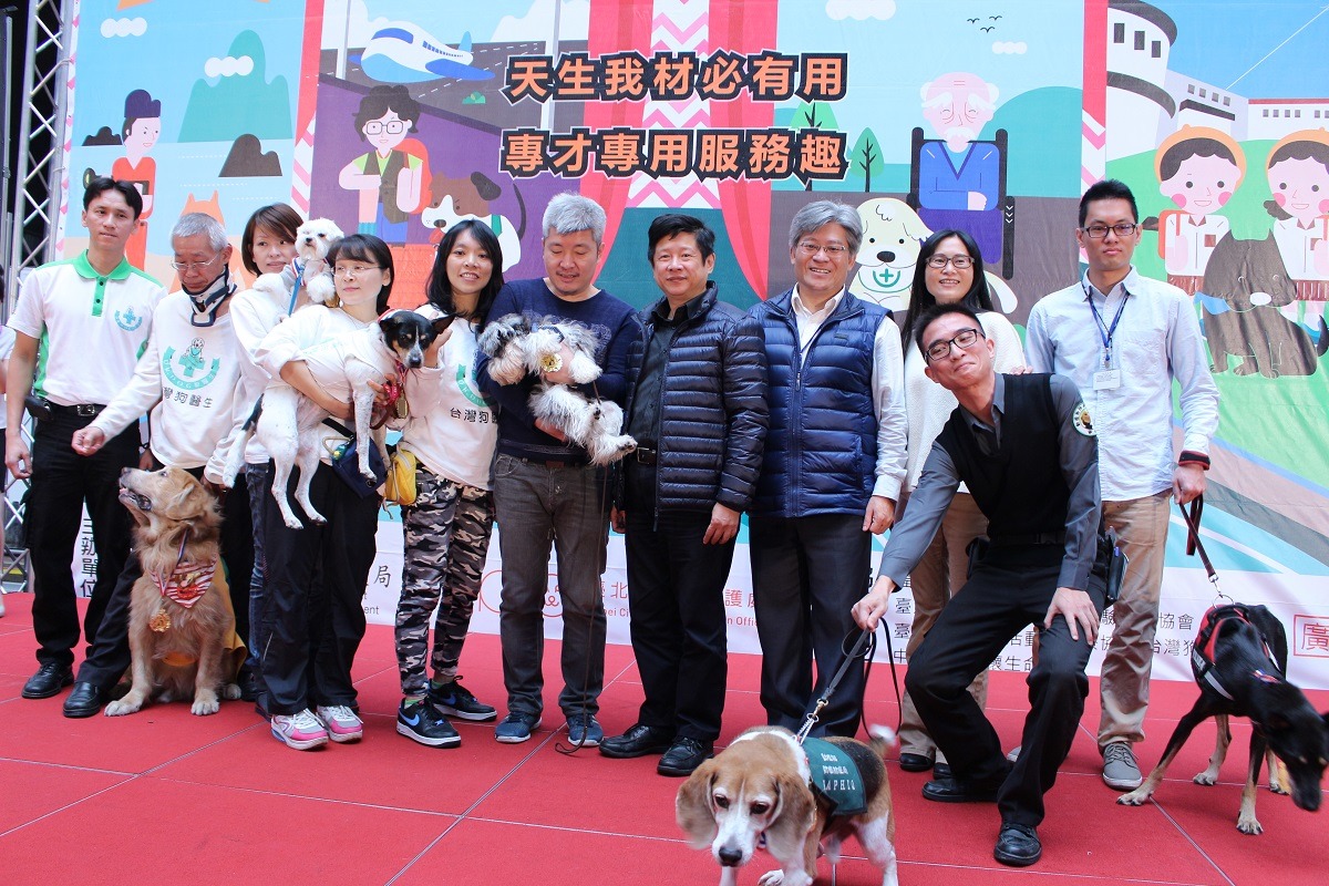 服務犬個性不同，狗醫生們溫順地坐下、由主人抱著，但好奇心旺盛的檢疫犬「Kent」拍照時卻蠢蠢欲動。　李娉婷/攝