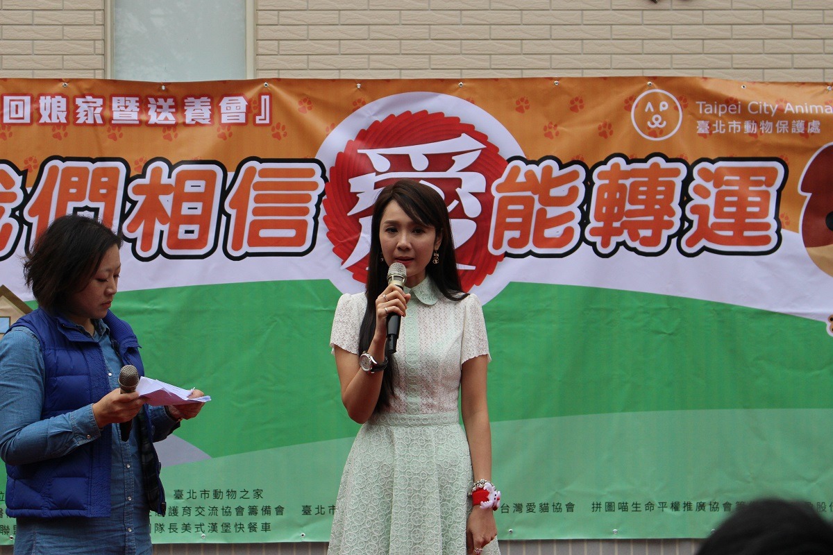 海倫清桃向民眾分享養狗帶給她的快樂與滿足。 李娉婷/攝