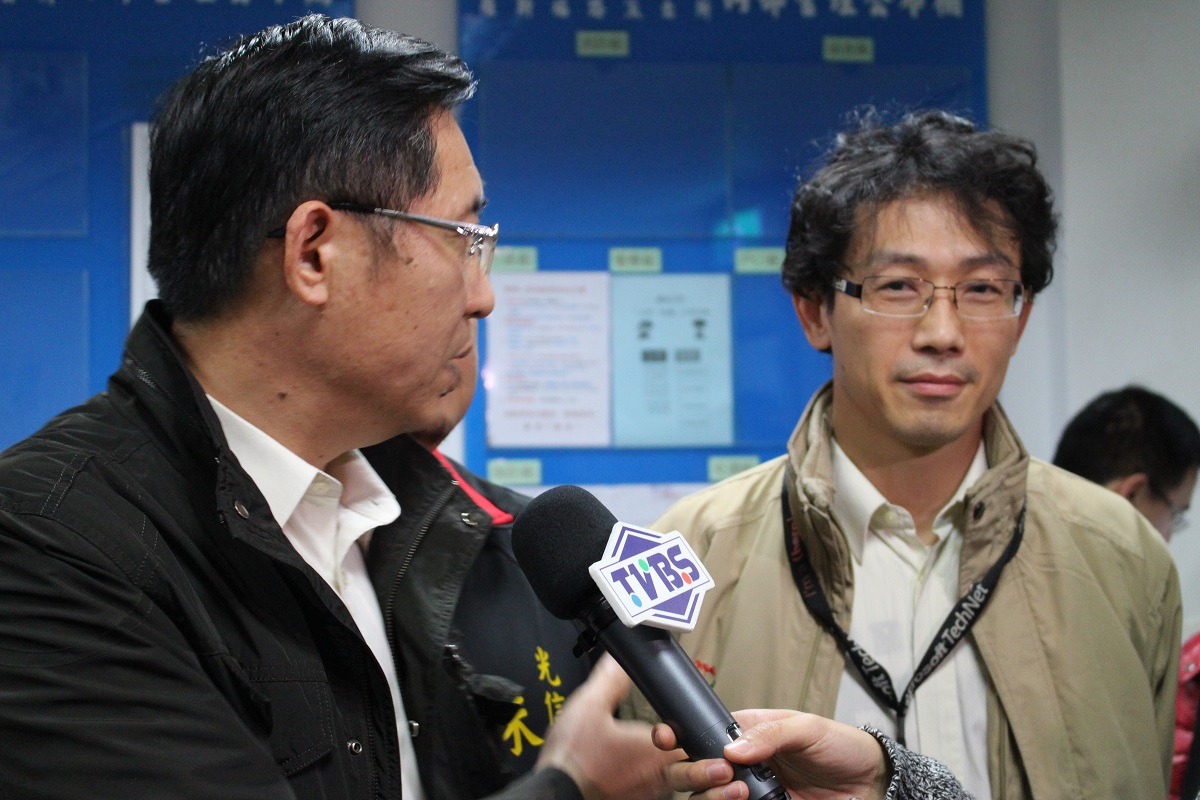 大安分局副分局長(左)與動保處人員(右)向媒體說明狀況。　李娉婷/攝