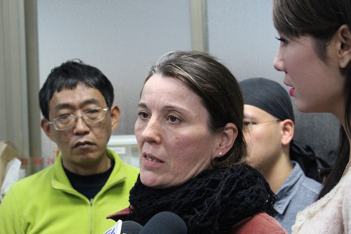 愛媽王嫻如說明目擊第二隻貓被掐的經過。　李娉婷/攝