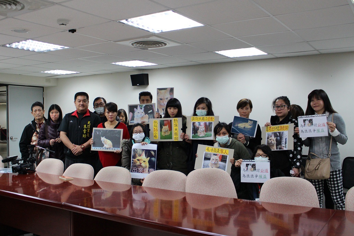 關心大橘子的民眾、溫州街居民至現場聲援。　李娉婷/攝