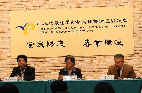 農委會今天中午招開記者會，由家畜衛生試驗所所長蔡向榮(左)、動植物防疫檢疫局局長張淑賢(中)、畜牧處副處長朱慶誠(右)公布最新疫情監測狀況。　李娉婷/攝