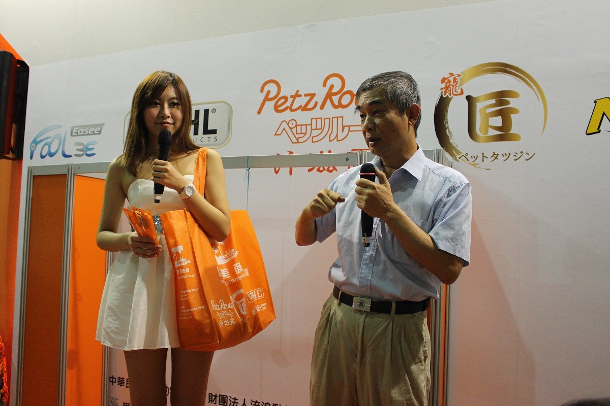 中華民國保護動物協會的黃慶榮秘書長以幽默的方式宣導幫狗狗驗血的重要性。　黃靖雅/攝