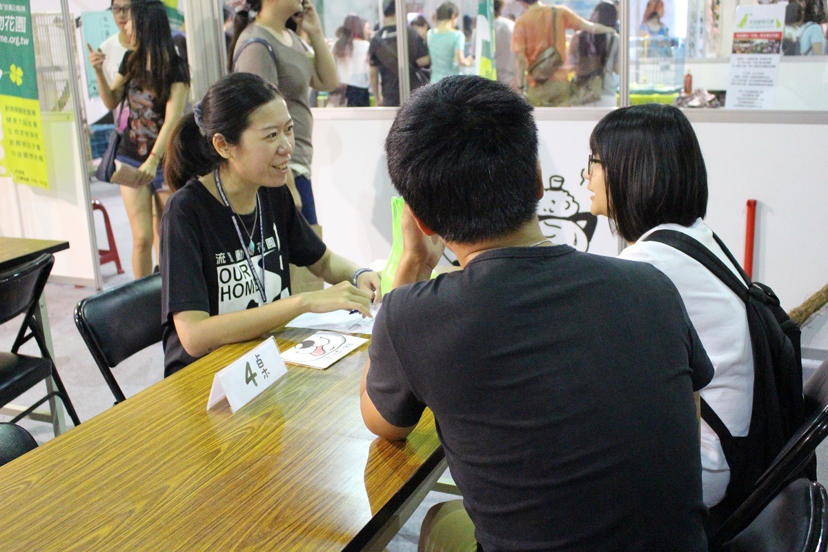 志工與認養人對談,評估申請人是否適合認養動物。 李娉婷/攝