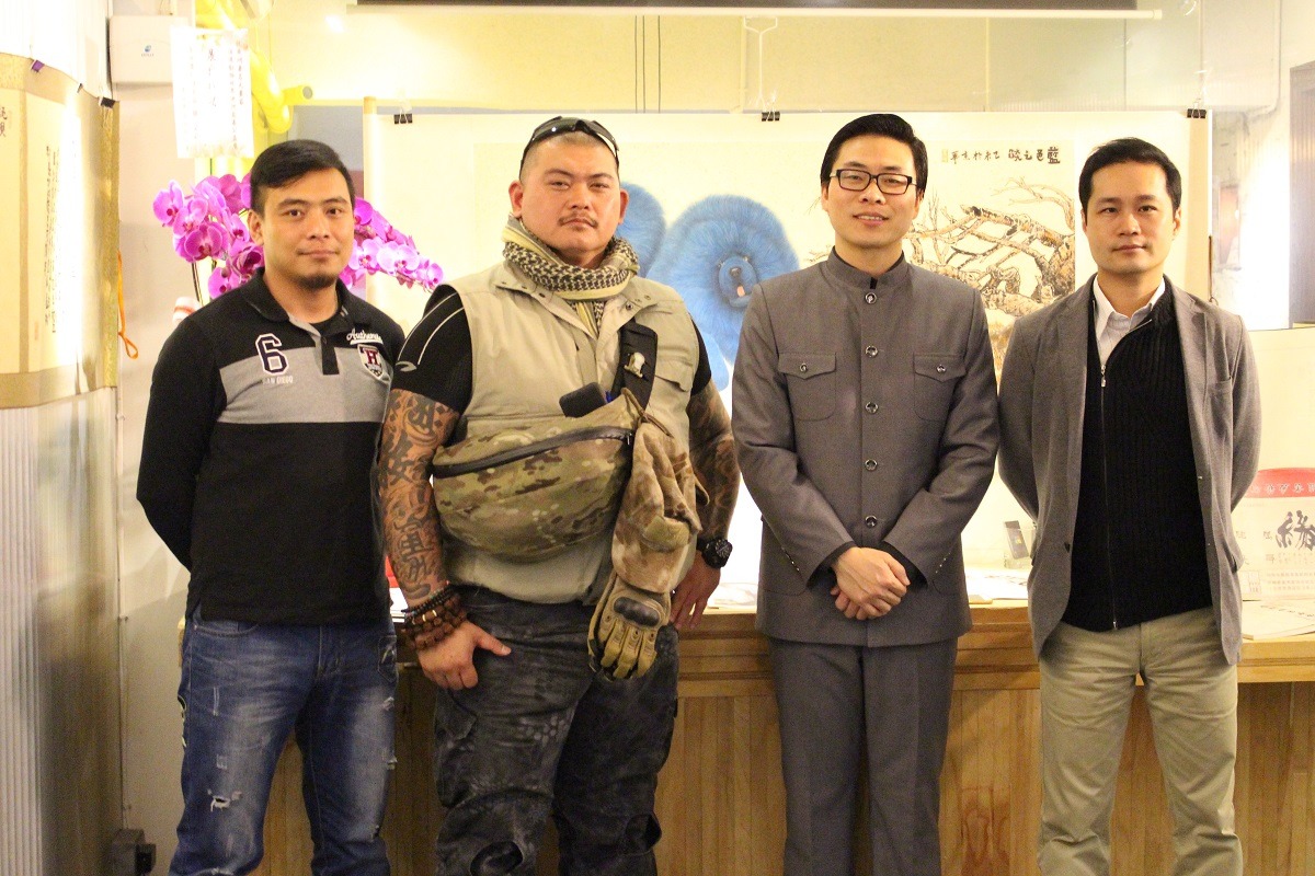 中國書畫家秦齊（右二）來台展出畫作，並將部分所得捐給動保團體流浪動物之家基金會（左一）與台灣NOE行動組織（左二）。 李娉婷/攝