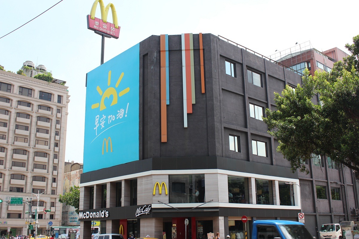 麥當勞給人光鮮亮麗的印象,並強調回饋社會,但台灣麥當勞卻從豐富籠雞蛋換成格子籠雞蛋,與麥當勞的全球動物福利政策脫軌。 李娉婷/攝