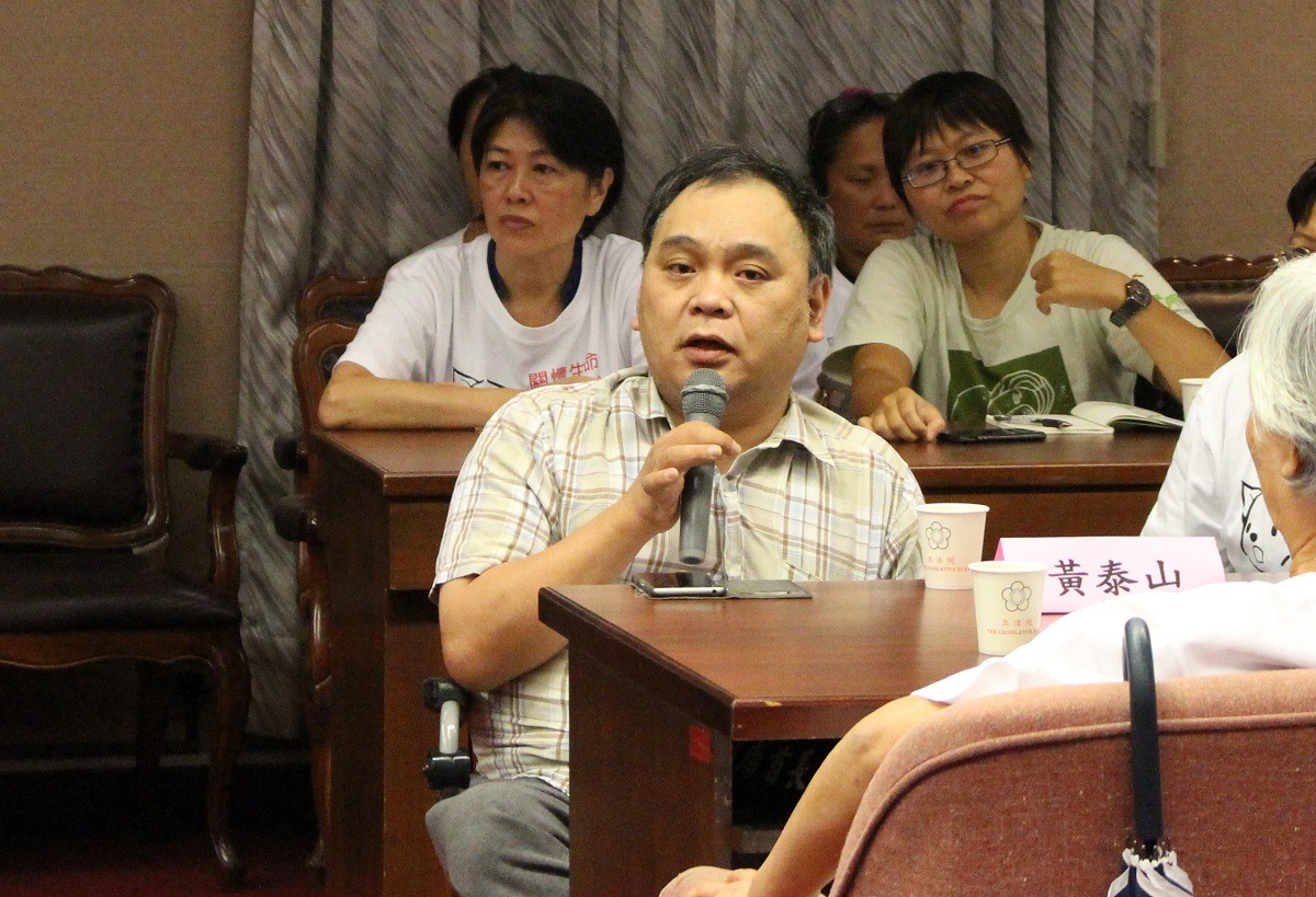 台灣貓狗人協會執行長黃泰山要求警政單位重視動保法相關案件。　李娉婷/攝