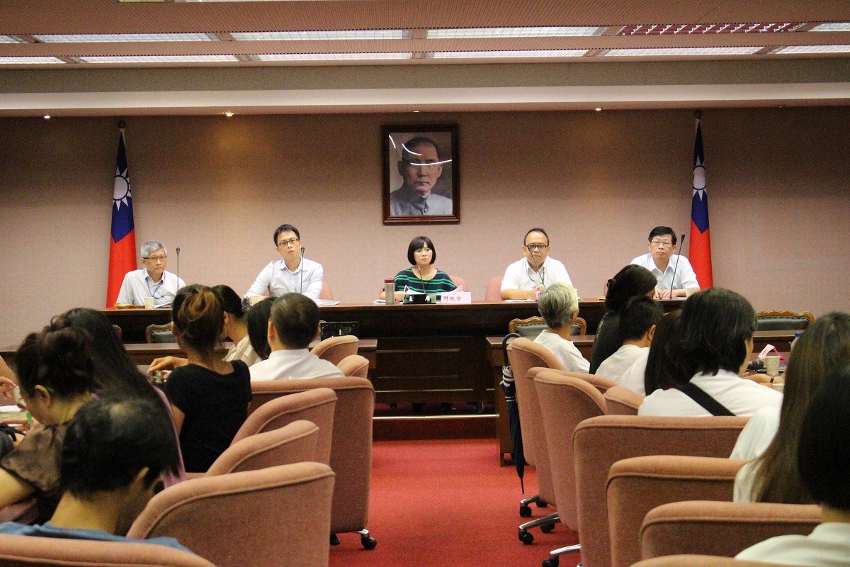 立法委員周倪安（中）今日邀請農委會、勞動部、移民署、警政署與動保團體，於立法院召開協調會。 李娉婷/攝