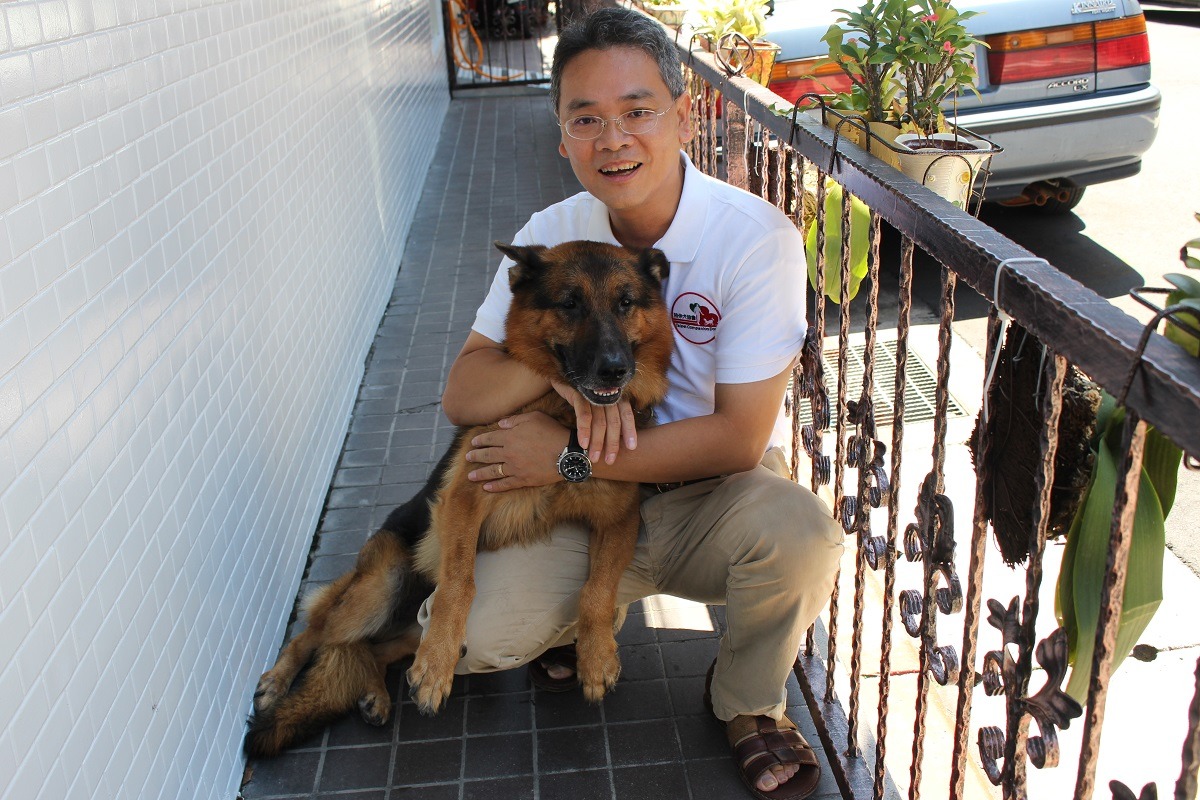 蔡文揮與「布丁」，布丁雖然是隻外型帥氣的狼犬，但個性溫和，是讓小朋友不怕大狗狗的超級助教。李娉婷/攝