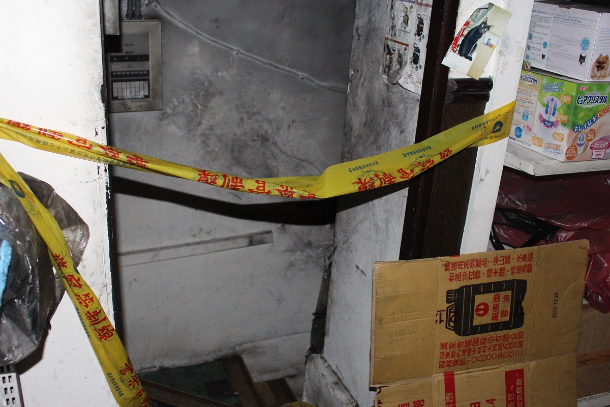 現場地下室拉起封鎖線，無法進入，估計火警應是從此處傳出。　李娉婷/攝