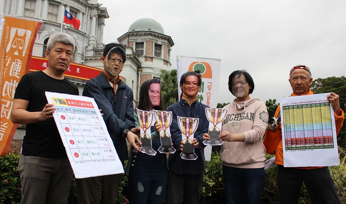 關懷生命協會‧動保行政監督委員會在2017年第一個上班日、同時也是零撲殺政策倒數一個月的日子,在監察院前召開記者會。 李娉婷/攝