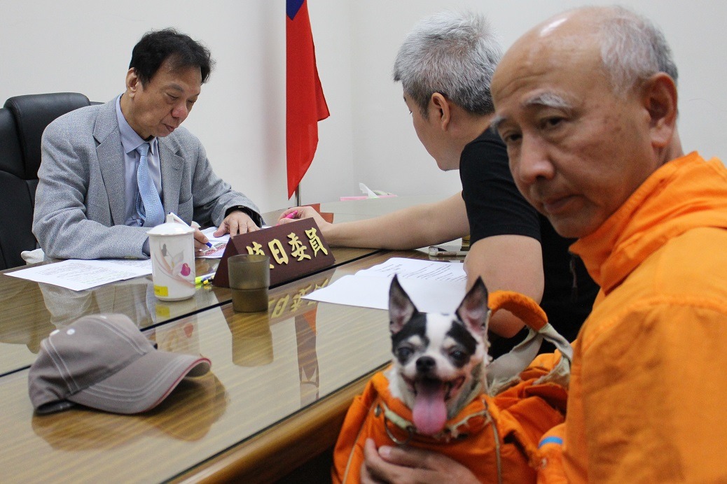 關懷生命協會進入監察院陳情,將調查報告交給監察委員。 李娉婷/攝