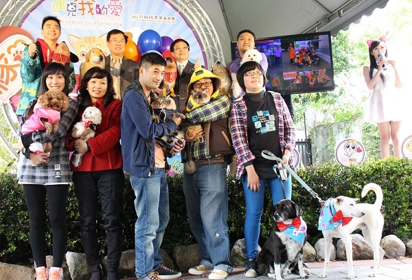 「遇見我的愛」回娘家活動，愛心飼主帶著領養的浪浪們出席。　李娉婷/攝