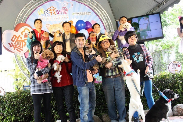 農委會日前舉辦「遇見我的愛」認養動物回娘家記者會，宣布今年的認養率達到57%。　李娉婷/攝