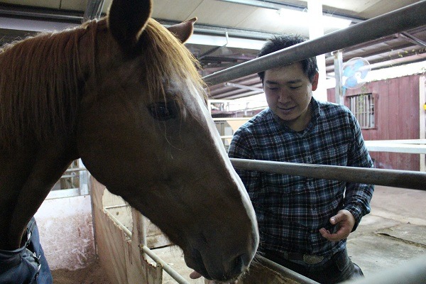 釘蹄師藍友謙小時候家中開馬場，不過他對騎馬興趣缺缺，更喜歡馬身上沒有任何裝備的時候，而釘蹄時就不需要為馬上馬鞍了。 李娉婷/攝