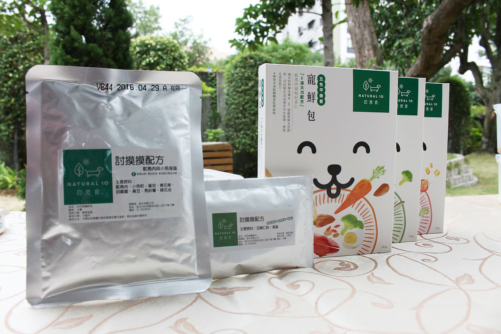 五色平衡鮮食包中內附濕食包與堅果包,等到要吃時再將堅果拌入濕食中,堅果才不會變質。 李娉婷/攝