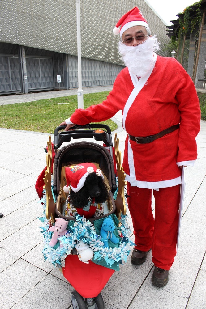 Choco爸爸說，聖誕老公公讓麋鹿拉雪車，對動物不友善，所以他變裝成聖誕老公公、Choco扮麋鹿，由聖誕老公公來推麋鹿！Choco的「雪橇」是四組最佳造型獎之一。　李娉婷/攝