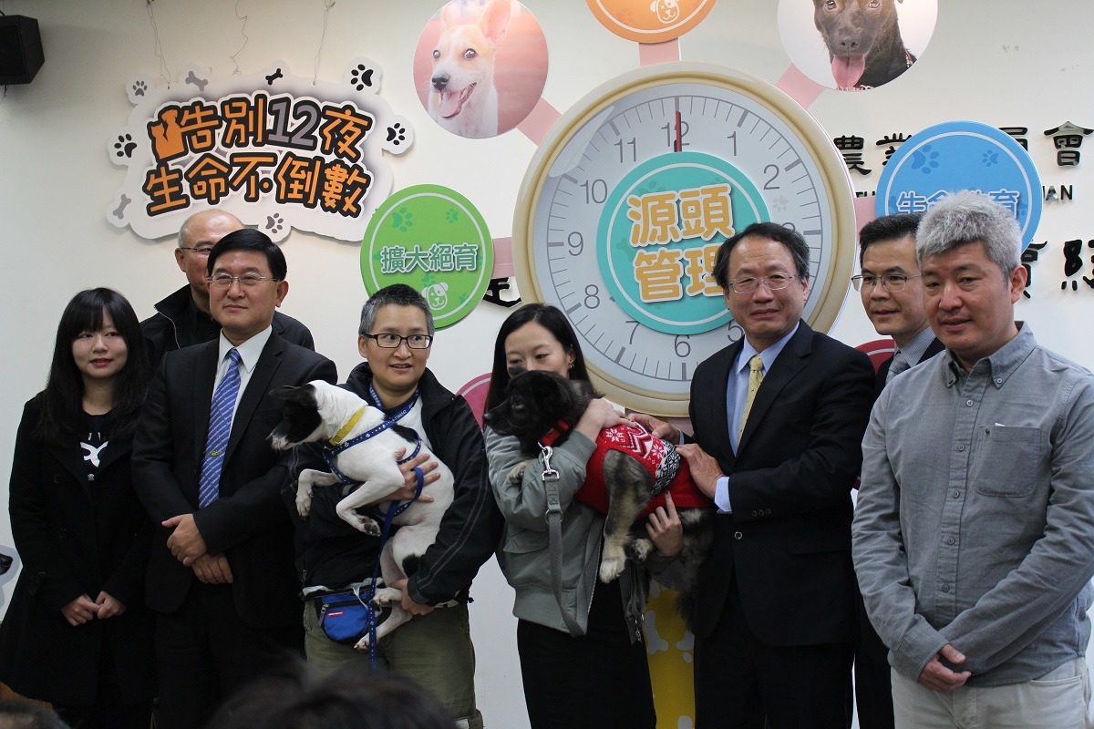 農委會今日召開記者會，關懷生命協會、台灣防止虐待動物協會、獸醫師公會全國聯合會皆出席發言，宣布零撲殺政策上路，並指出應配合落實飼主責任、寵物登記、擴大絕育、生命教育、加強執法等五大源頭管理措施。　李娉婷/攝