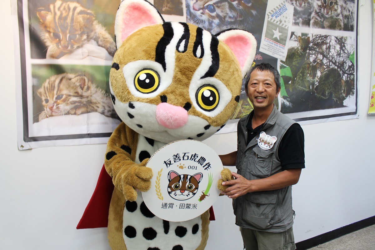 石虎保育大使「阿虎」與導演許鴻龍。　李娉婷/攝