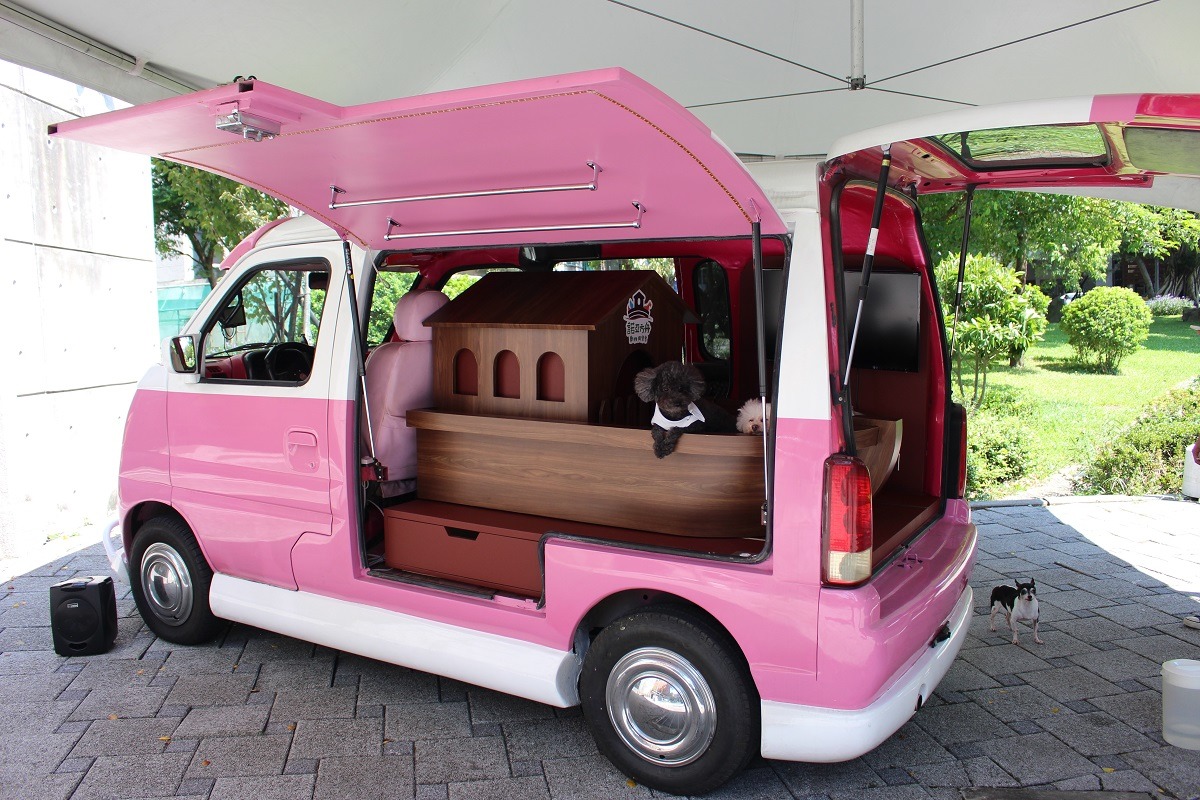 「關懷方舟巴士」全貌，車內的方舟可以拉出向外展示。　李娉婷/攝