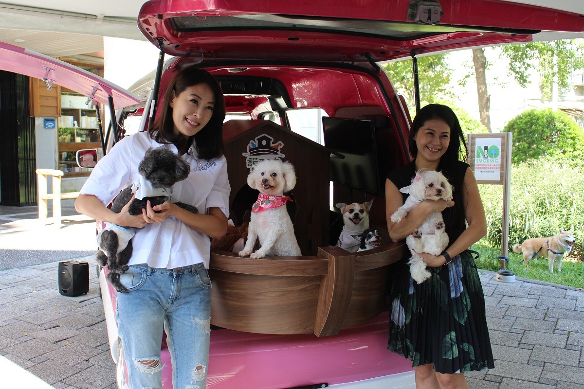 藝人賈永婕（左）與台灣諾亞方舟動物同樂協會理事長戈家黎（右），照片中的狗兒都還在等待新家。 李娉婷/攝