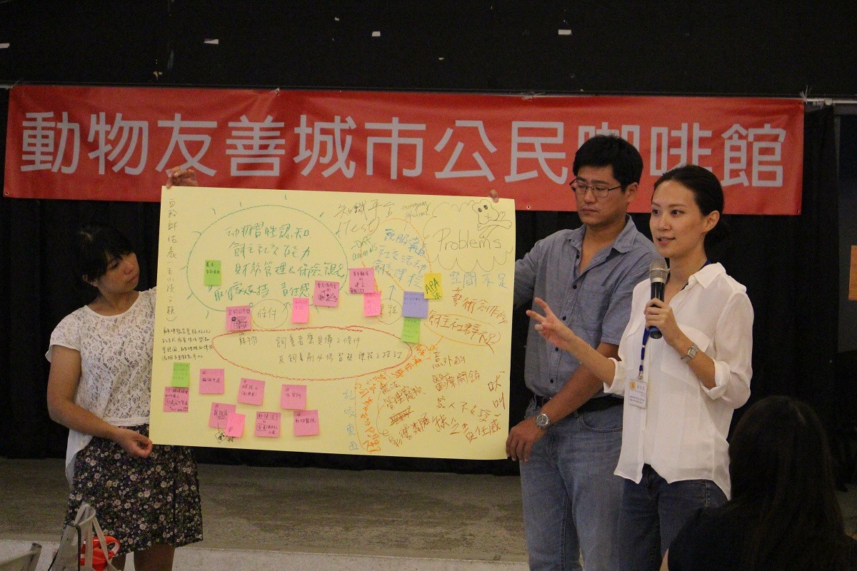 去年的公民咖啡館活動中,台灣防止虐待動物協會執行長姜怡如總結台灣飼主棄養寵物的原因、解決方法,與政府可執行的課程。 台灣動物新聞網資料照(李娉婷/攝)