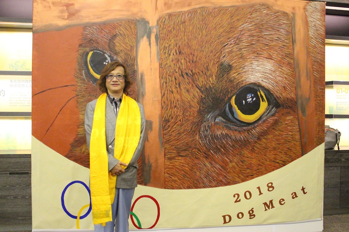 香港企業家彭宏陵。其所創立的世界愛犬聯盟以明文立法禁食狗肉為宗旨活動，背板為世界愛犬聯盟希望能在2018年冬季奧運前推動韓國立法禁食狗肉。　黃國綱/攝