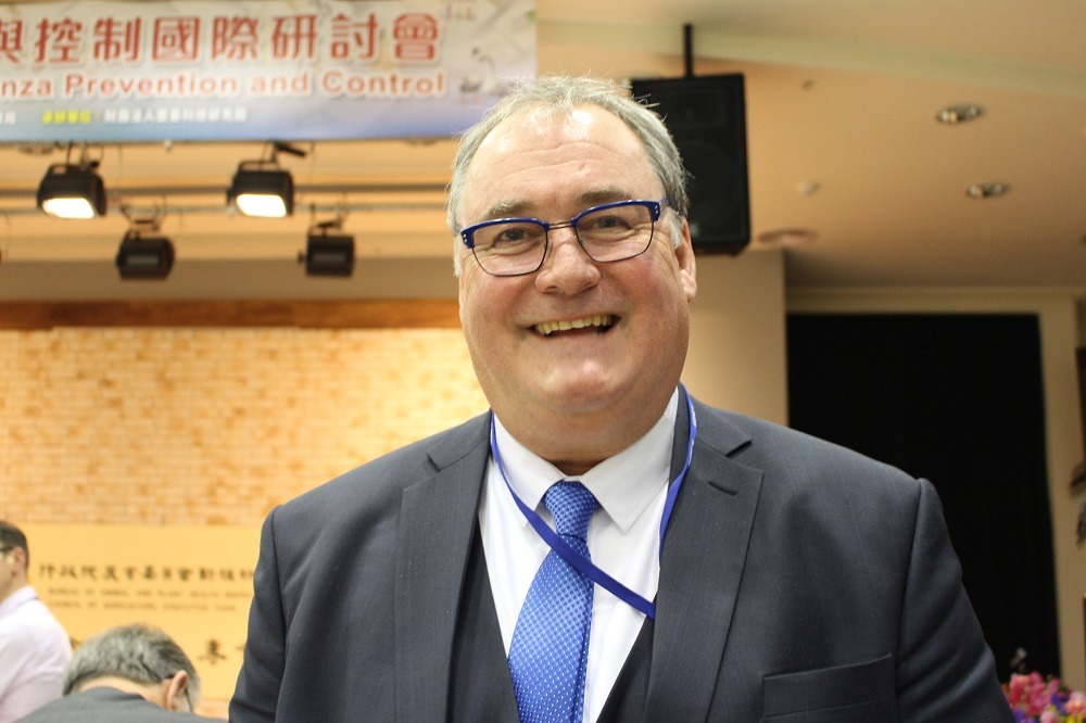 荷蘭防疫專家Harm Kiezebrink對人道撲殺方式有深刻的研究。　李娉婷/攝