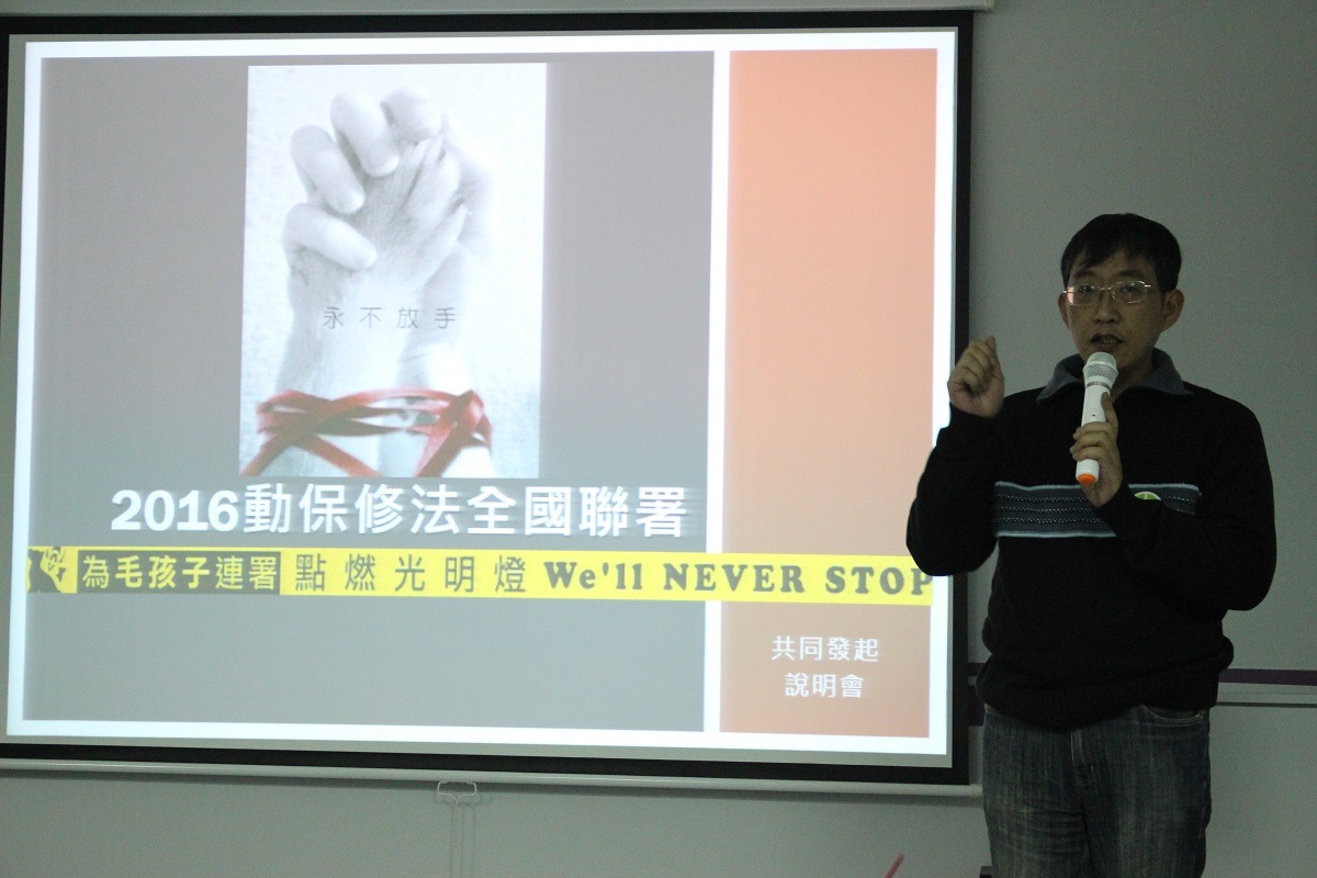 連署行動修法顧問潘翰疆表示，立法院待審的法案有上千條，要讓立委重視並排入討論議程，就需要更多的民意，因此連署的人次越高，法案越能受到重視。　李娉婷/攝