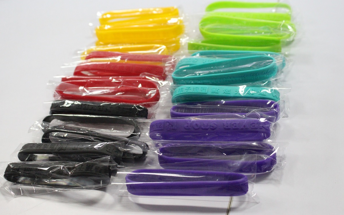 為毛孩點亮生命光明燈團隊所有的資金來源為販賣一條100元的後援小物（手環）。　李娉婷/攝