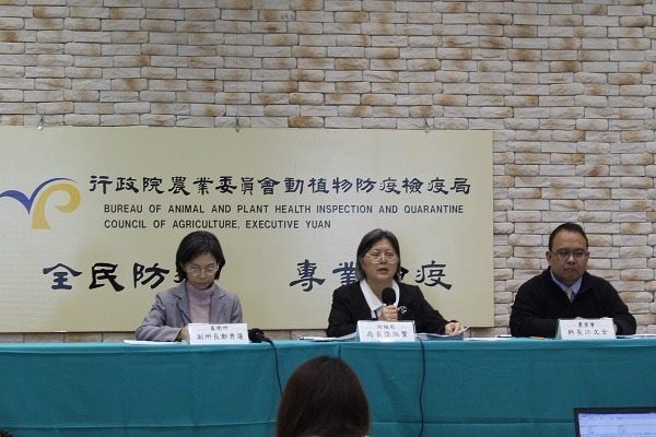 家衛所副所長鄭秀蓮、防檢局局長張淑賢、農委會科長江文全說明疫情(由左至右)。　李娉婷/攝