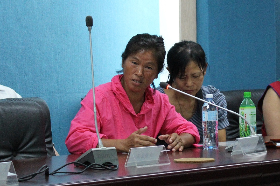 連月來不斷登上媒體的田愛媽今日從屏東來到台北，親自說明狗場狀況。 李娉婷/攝