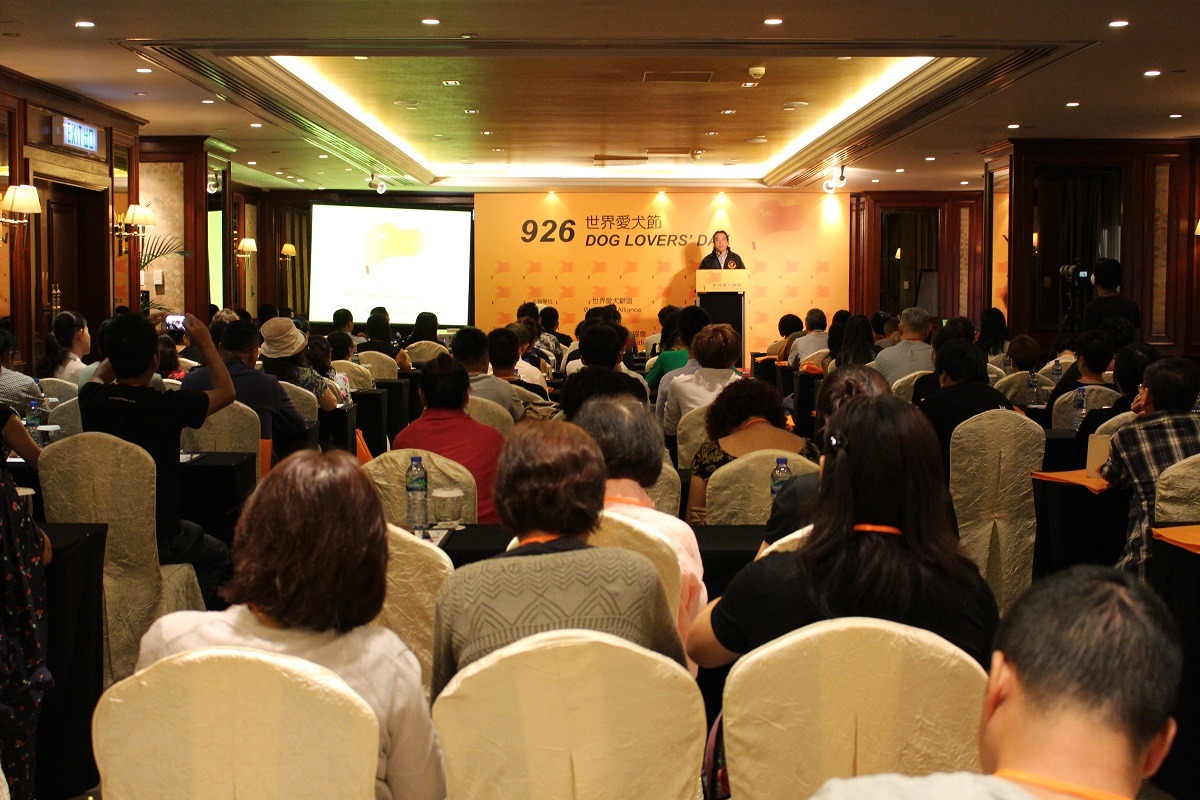 世界愛犬聯盟今日於香港舉辦第一屆世界愛犬節，逾百名動保團體代表出席。　李娉婷/攝