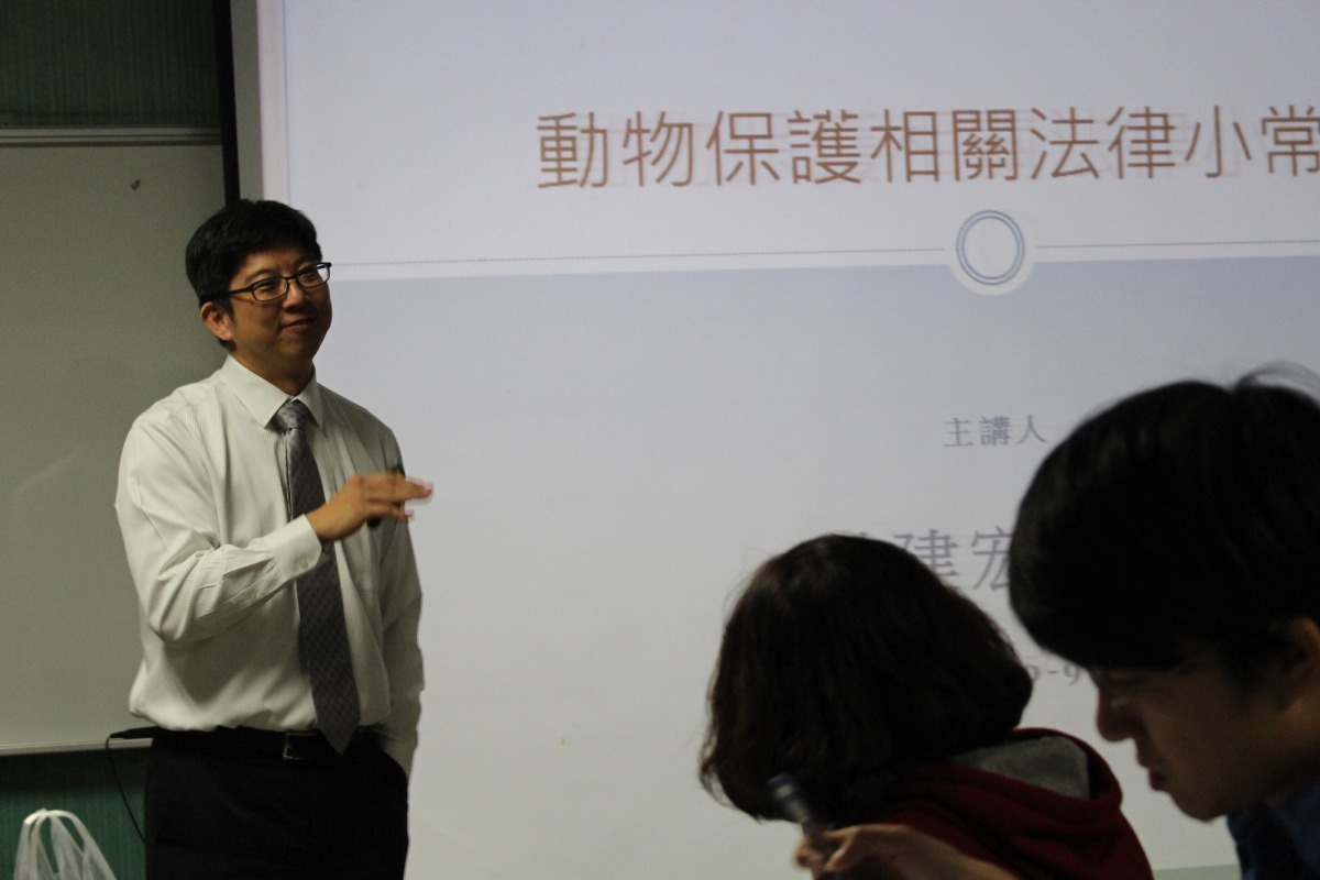 對 懷生相信動物協會日前舉辦「還能為牠做甚麼？動物虐待案件處理方式」講座，請來律師林建宏主講動物保護相關法律知識。　李娉婷/攝
