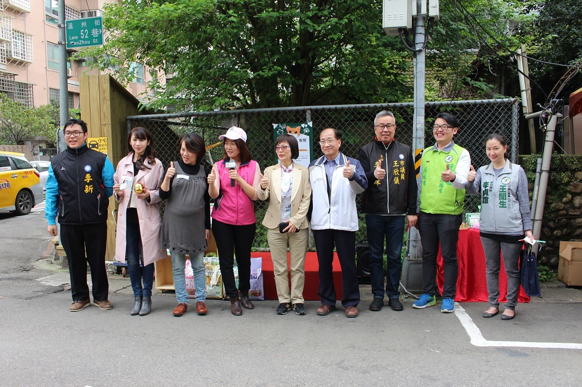 頤和文化與大學里里長吳沛璇(左四)合作的「大學里友貓」活動，受到台北市動保處與數位市議員的支持。　李娉婷/攝