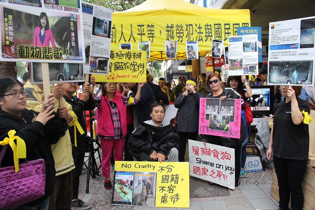 今（2）日下午，動保人士聚集駐台北越南經濟文化辦事處前，高舉標語抗議越南移工在台宰殺貓狗行為。　李娉婷/攝