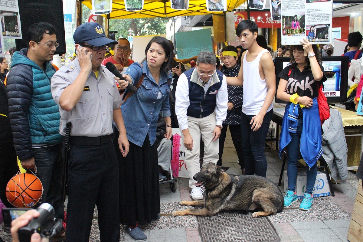 抗議現場請來劇場演員，演出警察礙於上層壓力，不辦移工殺狗案的行動劇。　李娉婷/攝