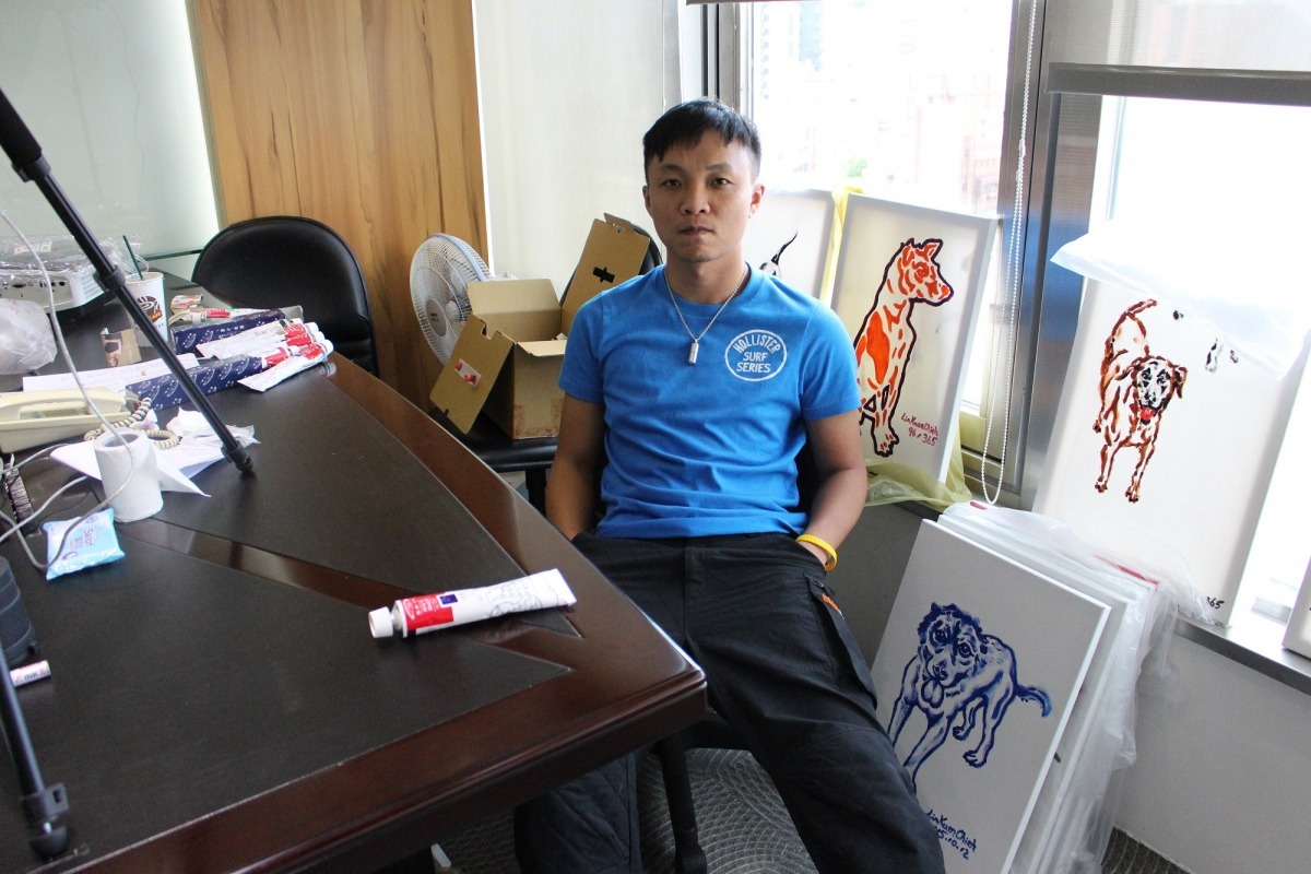 藝術家林昆頡以手指直接沾取顏料作畫，在移至台中展出前夕，林昆頡閉關微調畫作。　李娉婷/攝