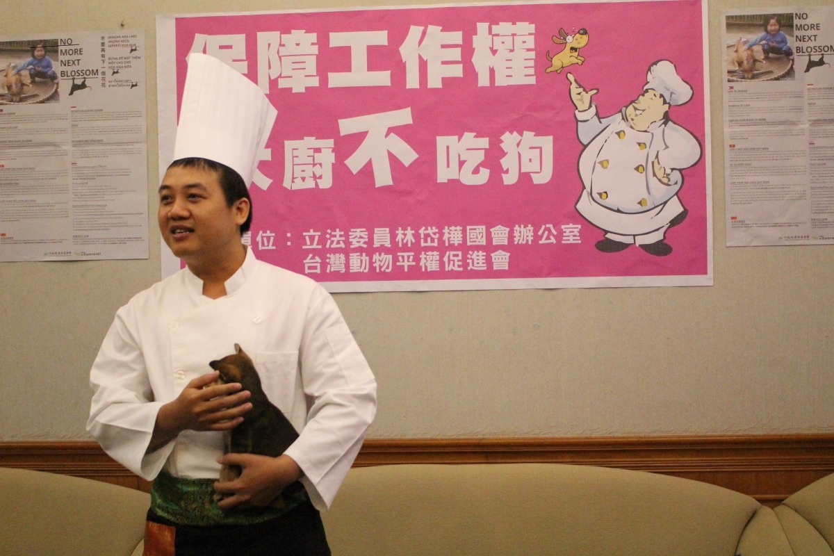 台越文化協會越南事務組組長呂越雄在影片中演出越南大廚。 李娉婷/攝