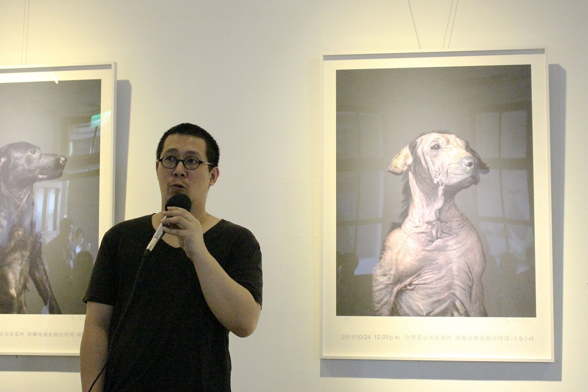 杜韻飛於世界動物日前夕向觀展民眾分享拍攝《生殤相》的理念。　李娉婷/攝