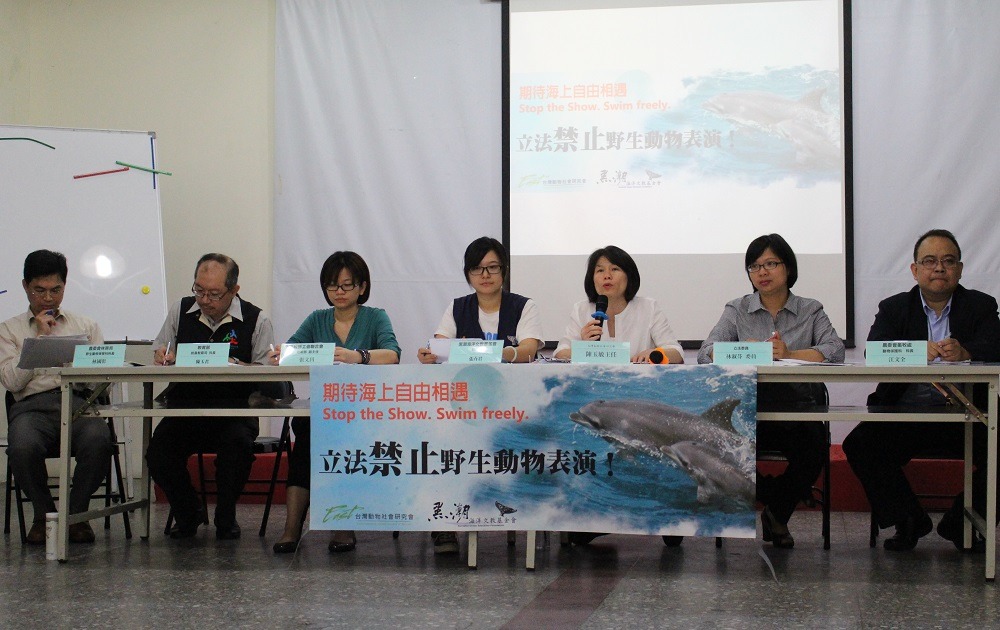 台灣動物社會研究會與黑潮海洋文教基金會今日召開記者會，公布《海洋世界裡的血汗勞工》調查報告。 李娉婷/攝