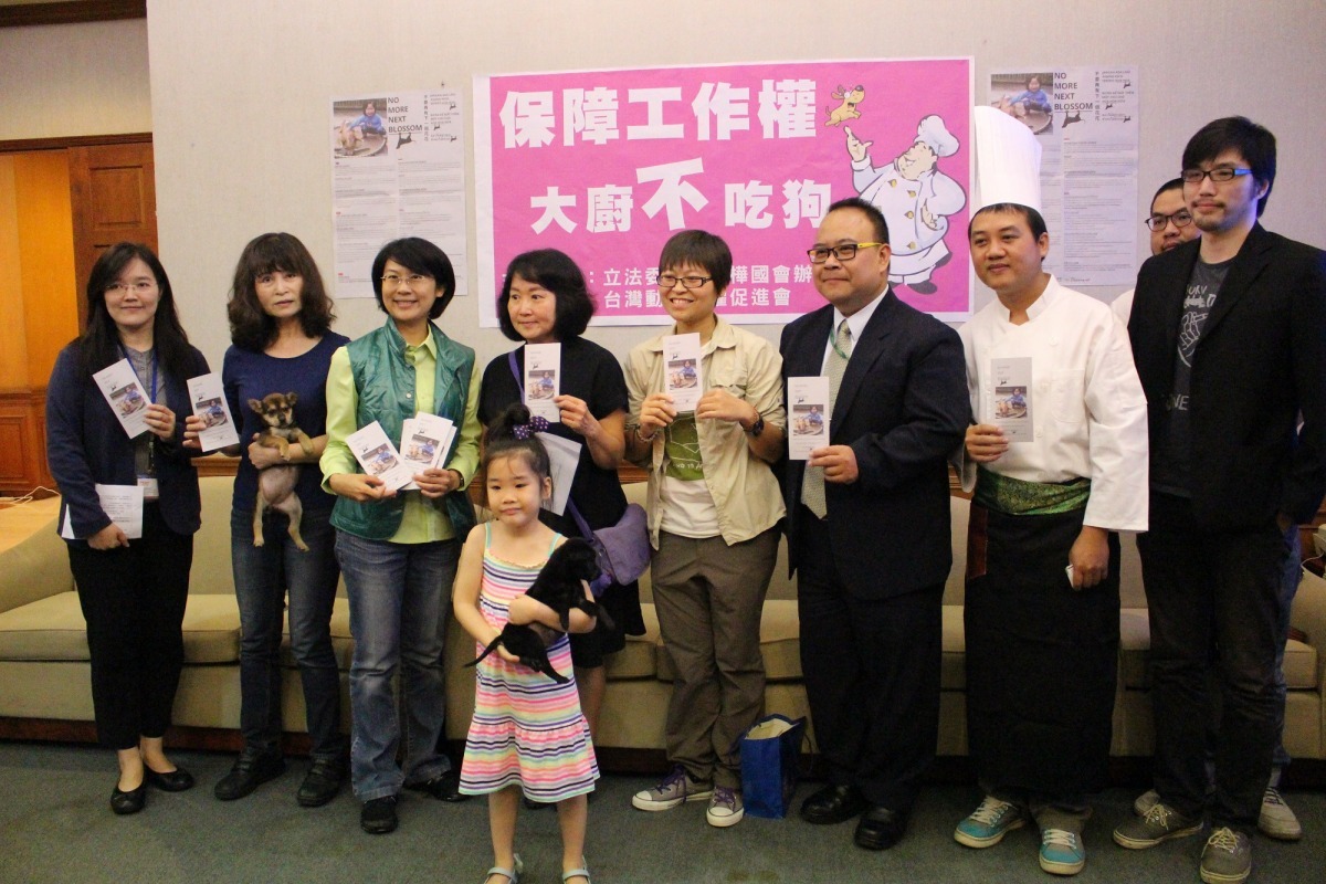 台灣動物平權促進會今(22)日召開記者會發表「保障工作權:大廚不吃狗」宣導影片,勞動部與農委會皆到場表示會大力配合宣導。 李娉婷/攝